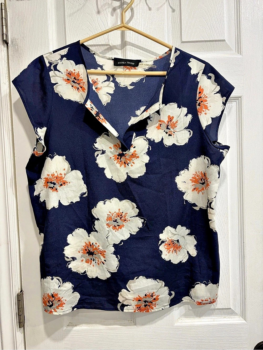 Ivanka Trump Floral V-Neck Blouse in Blue & White Size Large